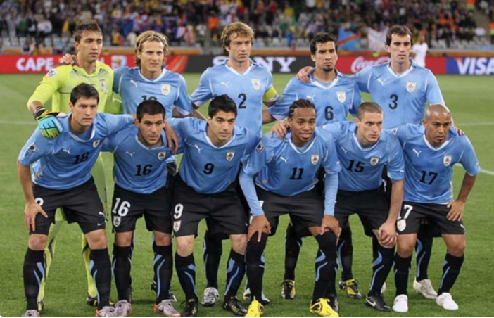 乌拉圭队球衣上的四颗星代表两届世界杯冠军和两届奥运会足球冠军.
